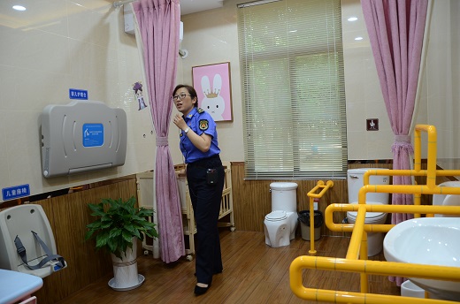 2、泰山公园公厕内的第三卫生间 陈瑜 摄