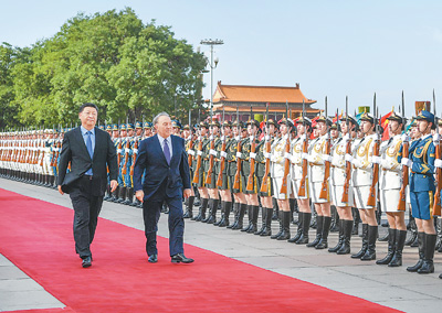 　6月7日，国家主席习近平在北京人民大会堂同哈萨克斯坦总统纳扎尔巴耶夫举行会谈。这是会谈前，习近平在人民大会堂东门外广场为纳扎尔巴耶夫举行欢迎仪式。