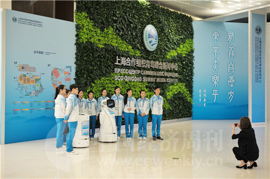 “有朋自远方来不亦乐乎。” 上海合作组织青岛峰会新闻中心6日正式开放