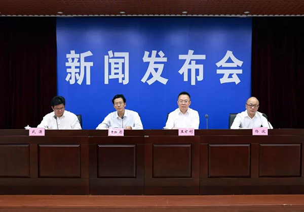 安徽省夏粮收购新闻发布会，杨波（右一）发布新闻。吴晓光   摄