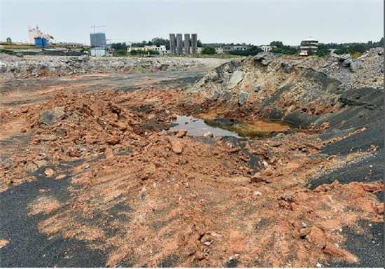 27 2018 年6 月10 日，诚德公司大量强碱性冶炼废渣堆填侵占滩涂约600 亩。视觉中国