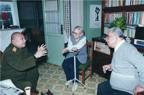 2002年春节前看望前辈胡可与胡朋