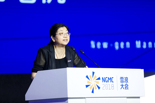 卧龙控股集团副总裁朱亚娟在雪浪大会上演讲 陈瑜 摄