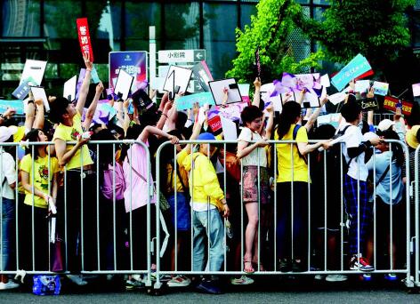 p69- 6月11日，《创造101》举行女团创始人见面会，吸引了数千名粉丝到场。