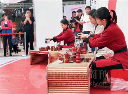 P71   童学文化的工作人员在给孩子们演示茶道礼仪。《中国经济周刊》记者 曹煦 I 摄
