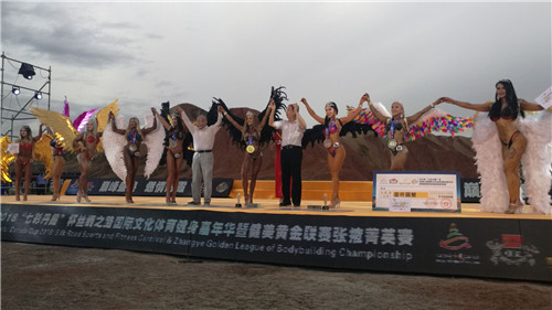 女子美臀组获奖运动员与颁奖嘉宾合影。摄影李开南