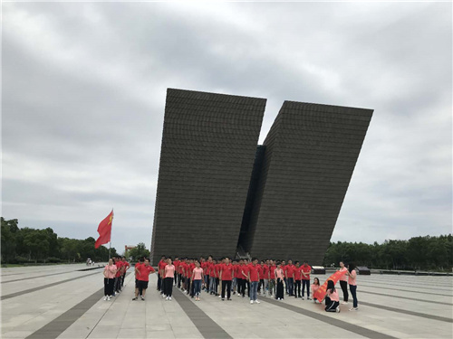 中铁四局建筑公司，2018年新入职员工到新四军纪念馆进行爱国主义教育。