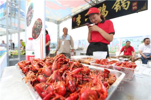 10 在举办开幕式的龙虾广场，设有展台摊位，展示和出售龙虾及各类鱼特色台农产品。