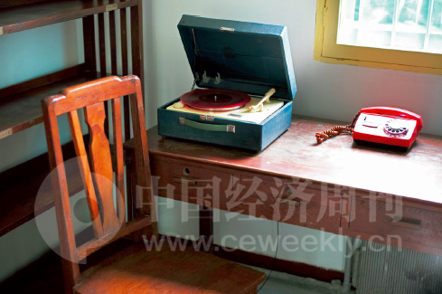 31-2 邓稼先旧居内景，卧室的办公桌上摆放着邓稼先生前最喜欢的黑胶唱片机。