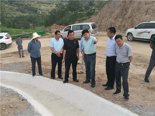 参事监督组在平凉调研农村公路建设情况。摄影刘卫平