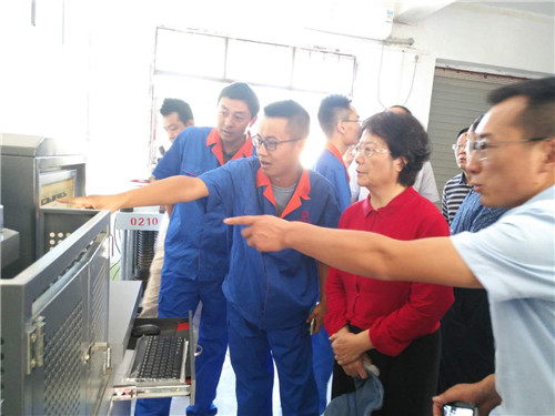 省政府参事与中心试验室工作人员交流设备操作。摄影刘卫平