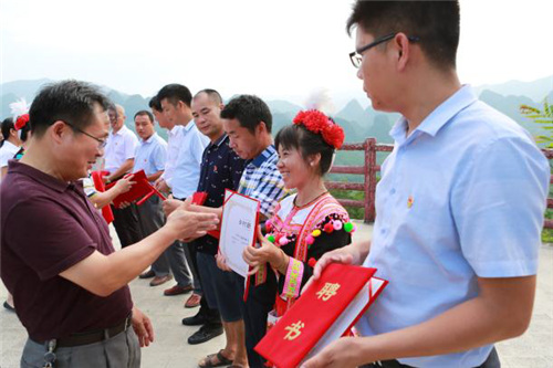 清远市农业局局长张伟杰等领导向八位乡村新闻官颁发聘任证书