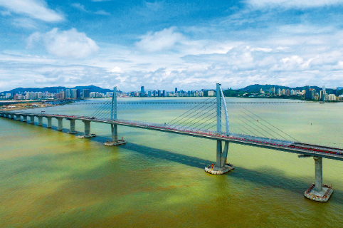 45-3 正式通车后，香港与珠海、澳门之间4 个小时陆路车程将缩短为30 分钟，港珠澳大桥将成为连接粤港澳大湾区东西两岸的重要枢纽。图片来源：视觉中国