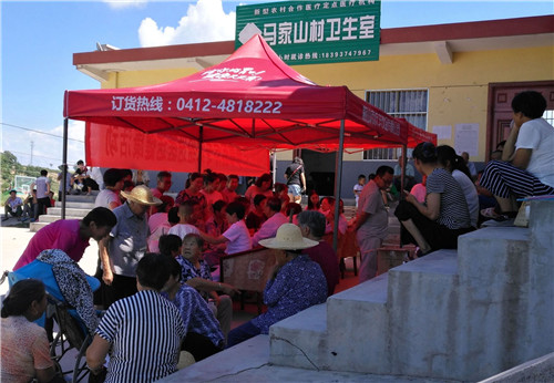 2018年8月18日甘肃省政府参事医疗专家组在天水市麦积区石佛镇马家山村给村民诊疗。图为村民在等待治疗。摄影 刘卫平
