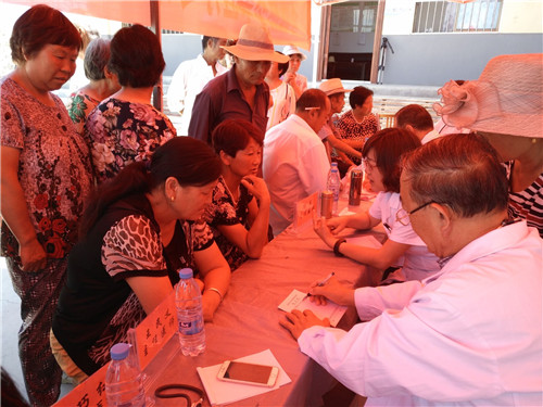 2018年8月18日甘肃省政府参事医疗专家组在天水市麦积区石佛镇马家山村给村民诊疗。摄影 刘卫平