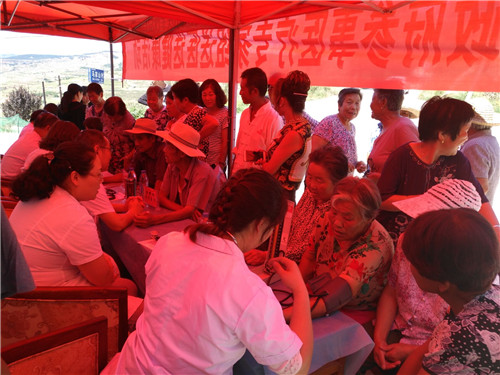 2018年8月18日甘肃参事医疗专家组为天水市麦积区石佛镇马家山村村民就诊。摄影 刘卫平