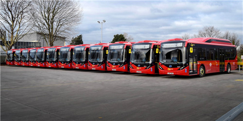 在伦敦153路公交线路运营的比亚迪纯电动大巴车队