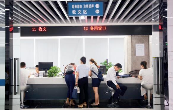p20-3 2018 年 8 月，深圳市不动产登记中心，市民正在办理房产交易业务。视觉中国