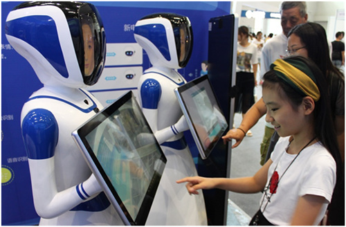 重庆市民在智博会上体验小晓机器人   夏一仁摄