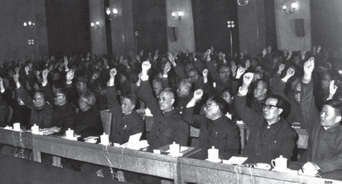 36-2 1978 年12 月，北京，中共十一届三中全会。会议全面纠正了“文化大革命”的错误，重新确立党的马克思主义的思想路线、政治路线、组织路线，拨乱反正，解决了党的历史上一批重大冤假错案。会议还决定把党和国家的工作重心转移到现代化建设上来。