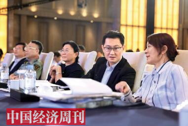 42-3 人民日报社副总编辑卢新宁（右）与腾讯公司董事会主席兼首席执行官马化腾（左）在论坛现场亲切交流