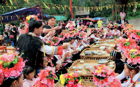 50-3 9 月9 日，云南省祥云县米甸镇举办传统民俗节日“尝新节”活动，享受丰收的喜悦和快乐。