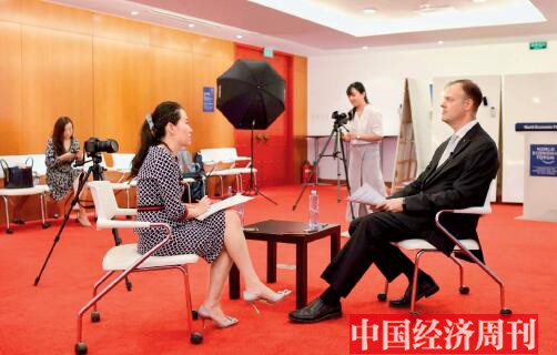 24 9 月5 日，在世界经济论坛北京办公室，艾德维接受《中国经济周刊》专访。《中国经济周刊》首席摄影记者 肖翊 摄