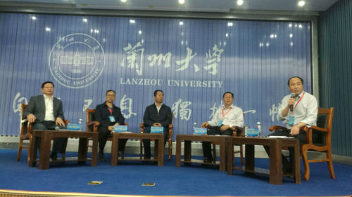 刘举科参事主持2018年第二届甘肃省人民政府参事论坛分专题对话之三：高质量发展。摄影 李开南