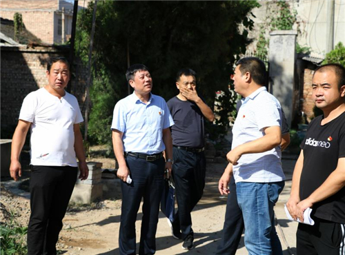 3  洛龙区委常委,组织部长邓卫国到分包联系点走访调研