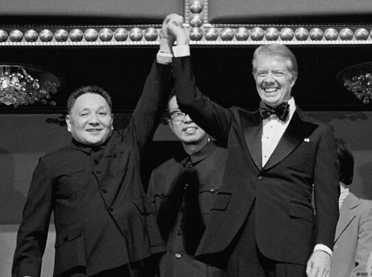 p48-1979 年1 月29 日，邓小平（左）在美国华盛顿肯尼迪中心观看表演时与美国总统卡特一起向观众致意。