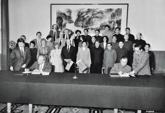 p52-1983 年5 月5 日，北京汽车制造厂和美国汽车公司合资经营总合同在人民大会堂签字。