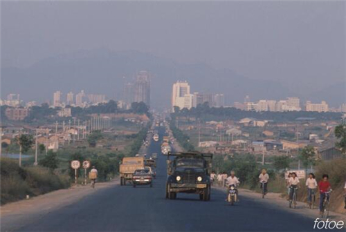 p31-2 1985 年，深圳的深南大道仍然是一条狭窄的柏油路，路上车辆稀少。