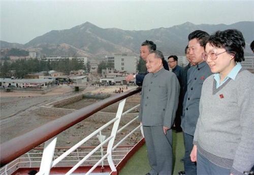 p30-▲ 1984 年1 月26 日，邓小平（左前）在深圳蛇口“海上世界”旅游中心眺望蛇口工业区。