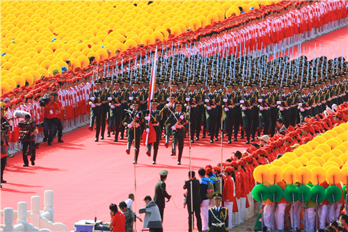 p37-1 每年国庆，天安门广场都会举行隆重的升国旗仪式。