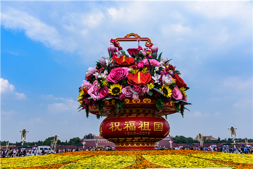 p37-2 国庆期间，天安门广场主花坛“祝福祖国”大花篮寓意团结奋进。