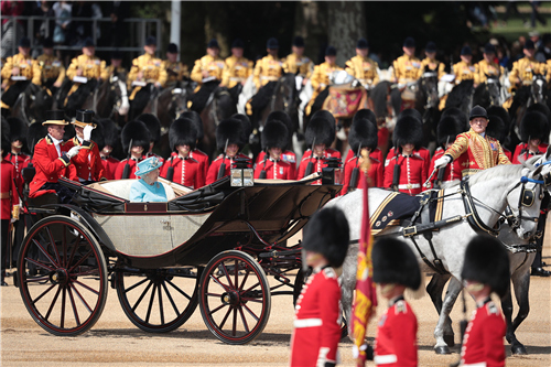 p38-1 英国的国庆节是共同庆祝国王的生日。每年6月的第二个星期六是英国女王伊丽莎白二世的官方生日，同时也是英国的国庆日。其实，女王的真正生日是1926年4月21日，官方庆祝仪式定在6月是因为伦敦6月中旬的天气比较好。英国皇家军队阅兵仪式源于17世纪查理二世统治时代，到1748 年变成为君主庆生的仪式。