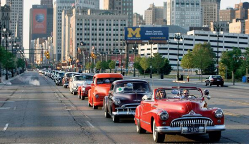 p78 2008 年，作为“美国梦幻之旅”一部分的“通用世纪巡游”在底特律举行，由超过100 辆通用老爷车组成的车队正在开往底特律吾渥大道。 视觉中国