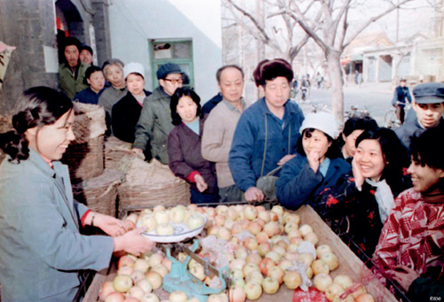 28-2 1983 年3 月7 日，经时任北京市政府批准的王莹个体水果摊正式营业。
