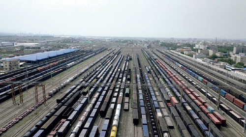 42-5 新疆最大的铁路货运编组场——乌西站，中欧班列编组后将由这里发车前往欧洲。图片来源：视觉中国