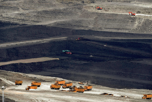 42-3 准东煤田是深藏在新疆准噶尔盆地中的黑色“煤海”，东西长达220 公里的茫茫戈壁下蕴藏着3900 亿吨煤炭资源，已探明储量2149 亿吨，是中国目前最大的整装煤田。