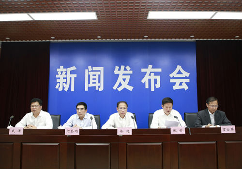 安徽省人力资源和社会保障厅厅长徐建(中)发布新闻,并回答记者提问.