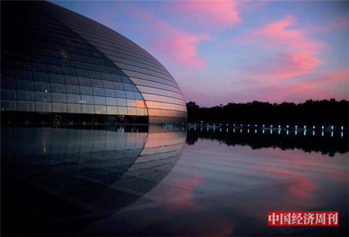 p31-夕阳下的国家大剧院的外观视觉中国《中国经济周刊》首席摄影记者 肖翊 摄