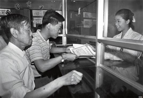 p48- 1993 年 7 月，辽宁省沈阳市沈河区税务一分局建立了国内首家办税大厅。