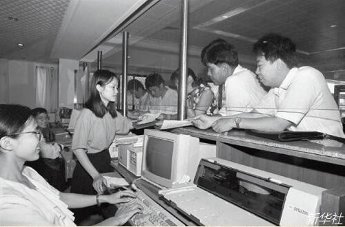 p49-1993 年，海南省海口市税务局开始采用计算机收税和代理办税制度，使税务管理和国际惯例接轨。