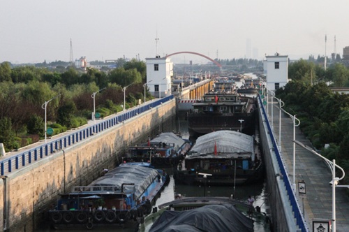 江苏施桥船闸确保极值待闸状态下船舶及时通行