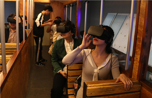 p68-3 在位于南昌的VR 产业基地，参观者体验“时光列车”和“滑翔飞行”。视觉中国