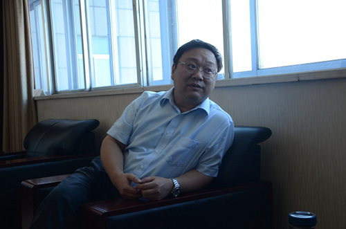 1,营业部总经理郑伟民介绍服务中林公司的情况 陈瑜 摄