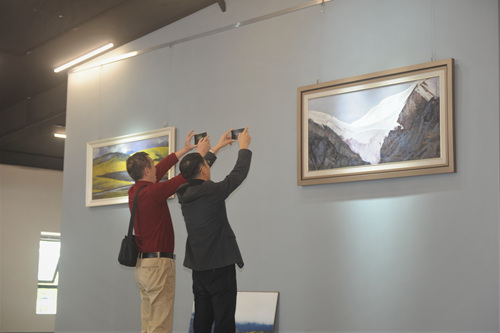 观展嘉宾不约而同的拿起手机记拍下自己喜爱的作品