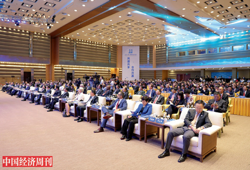 27 来自90 个国家和国际组织、205 家媒体和机构的256 位嘉宾出席论坛开幕式。