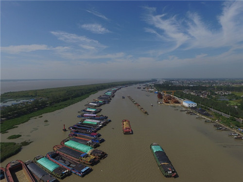 江苏邵伯船闸迅速应对确保繁忙期待闸船舶有序通行